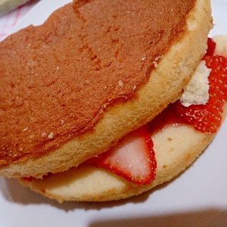 1粒の苺といちごジャムサンドイッチケーキ
